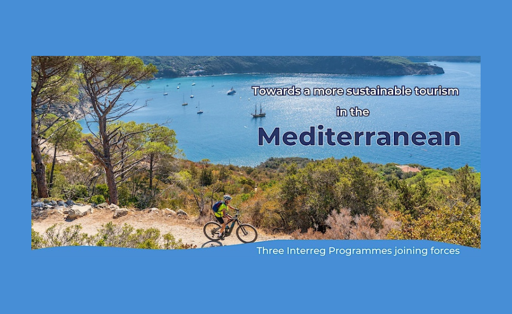 Un ciclista su un sentiero panoramico che si affaccia su una baia del Mediterraneo, con yacht ancorati in acqua e natura rigogliosa sullo sfondo. Il testo sovrapposto evidenzia il tema del turismo sostenibile nella regione.